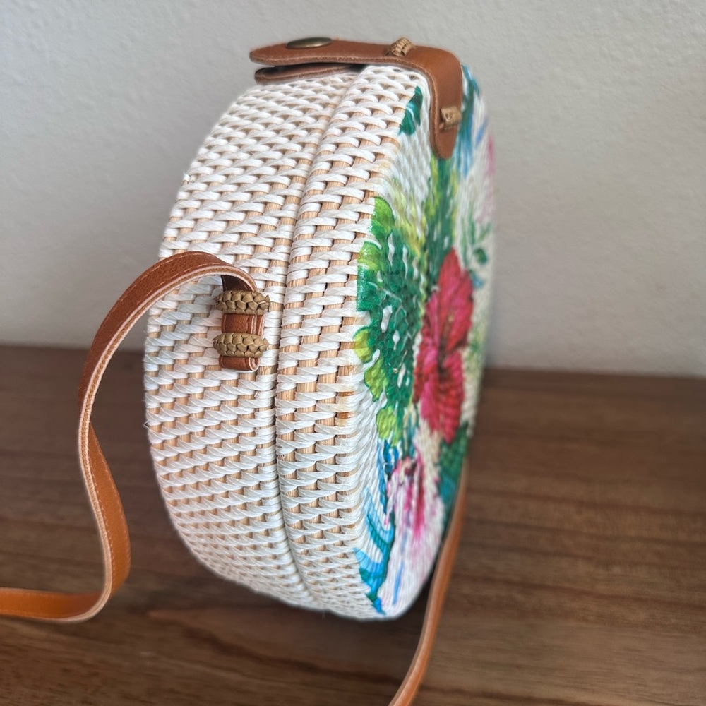 NWOT - Tropical Round Floral Straw Crossbody Bag with Pink Hibiscus Print - Picture 5 of 10